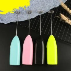 HIASDFLS Lot De 2 Mousseurs À Lait Portables À Piles – Fouet Électrique Pour Mousseur À Café, Agitateur À Batterie, Mousseur À Lait Portable, Mini Mélangeur Pour Café À L'Épreuve Des Balles, Cappuccin -Smart Home Appliance Store 60224858 4
